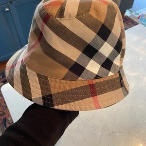 Gorgeous kids Burberry bucket hat. Authentic. Soooo cute!!! New!!
